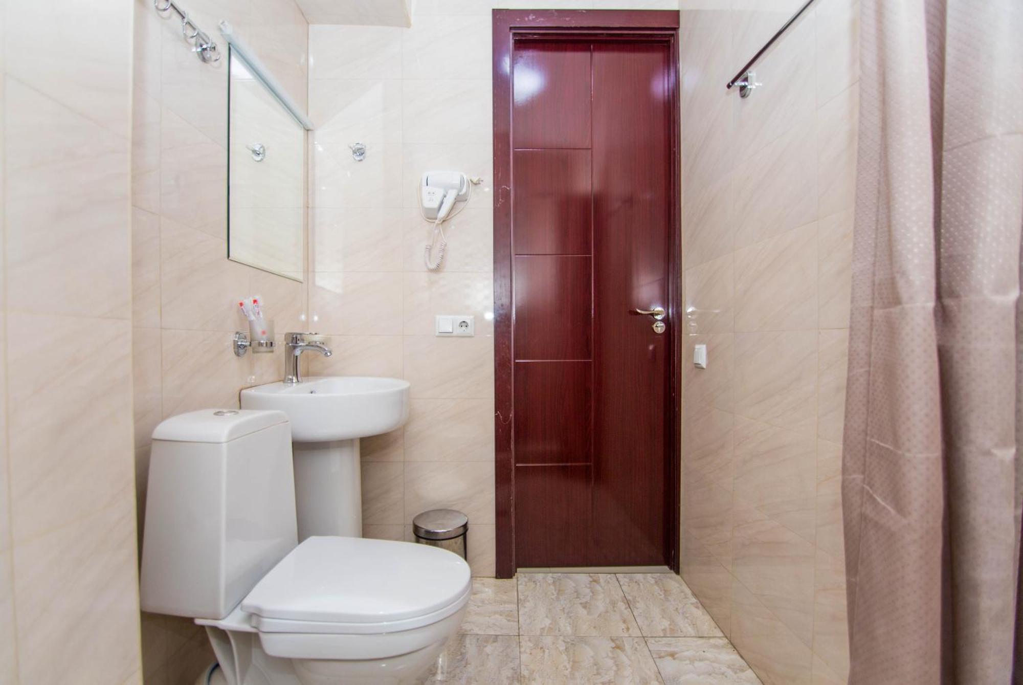 Hotel Care Inn Tbilisi Buitenkant foto
