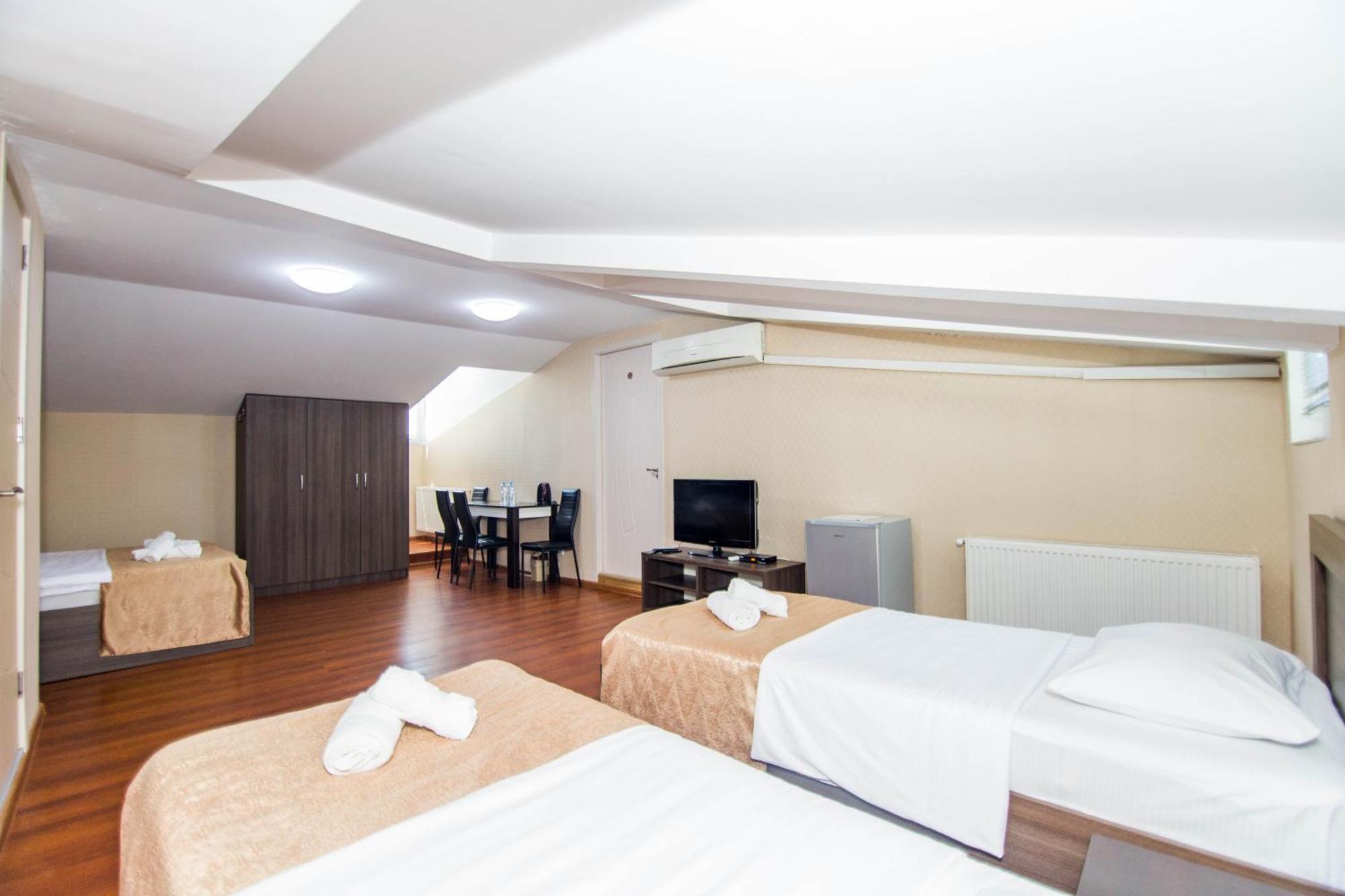Hotel Care Inn Tbilisi Buitenkant foto