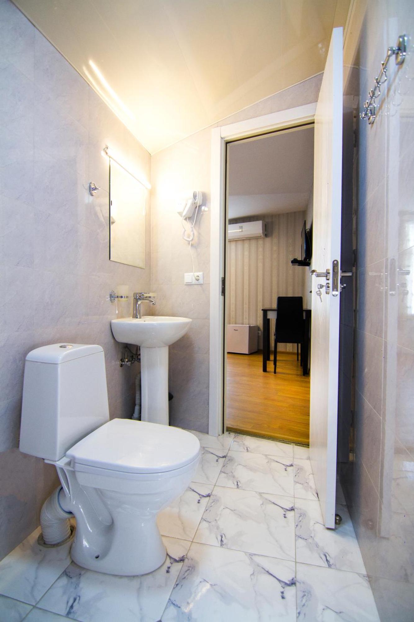 Hotel Care Inn Tbilisi Buitenkant foto