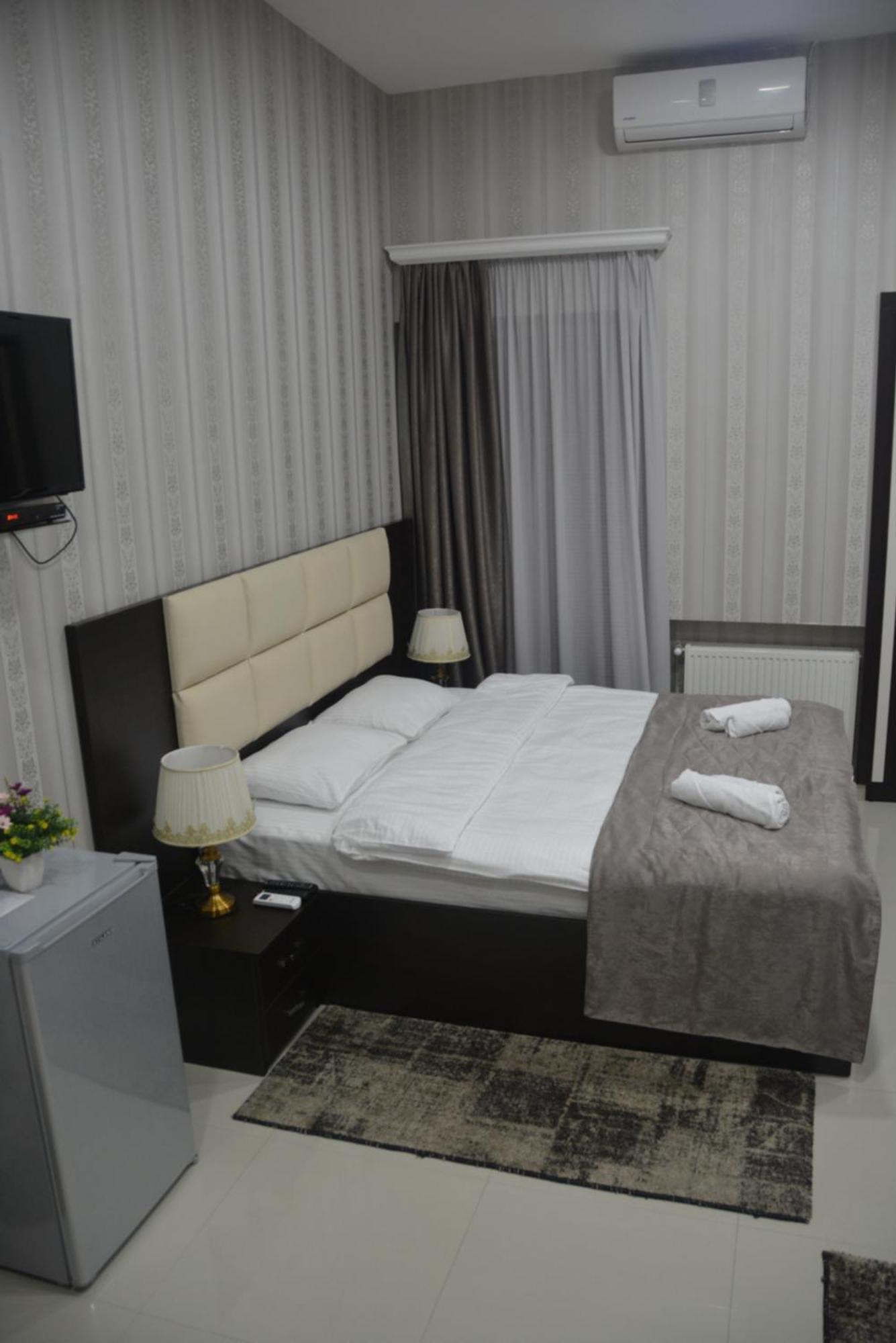 Hotel Care Inn Tbilisi Buitenkant foto